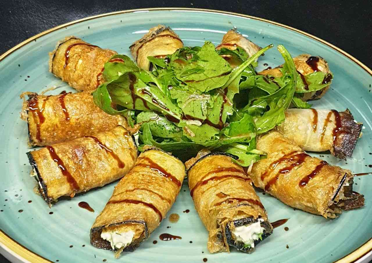 Рулетики  с сыром из баклажан