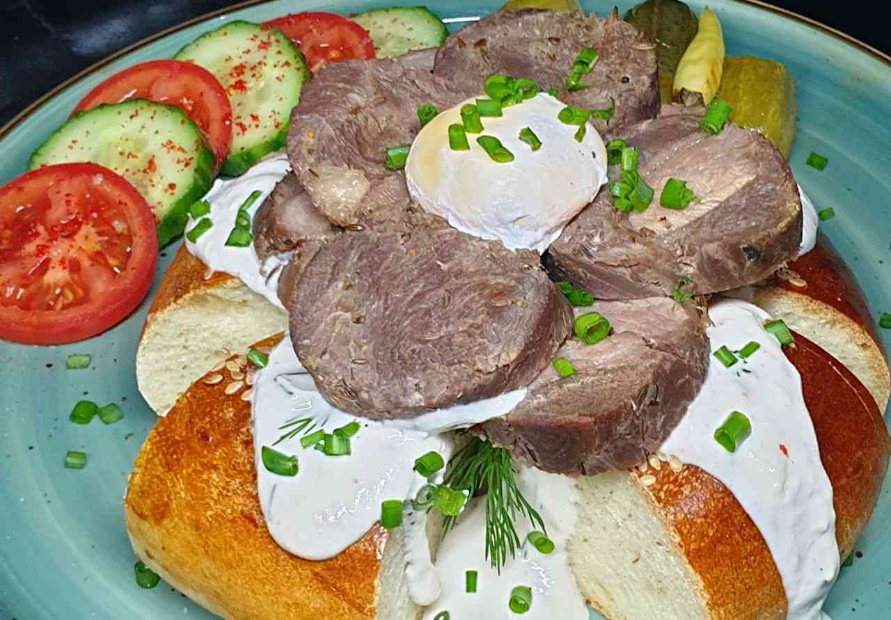 Казы с яйцом пашот